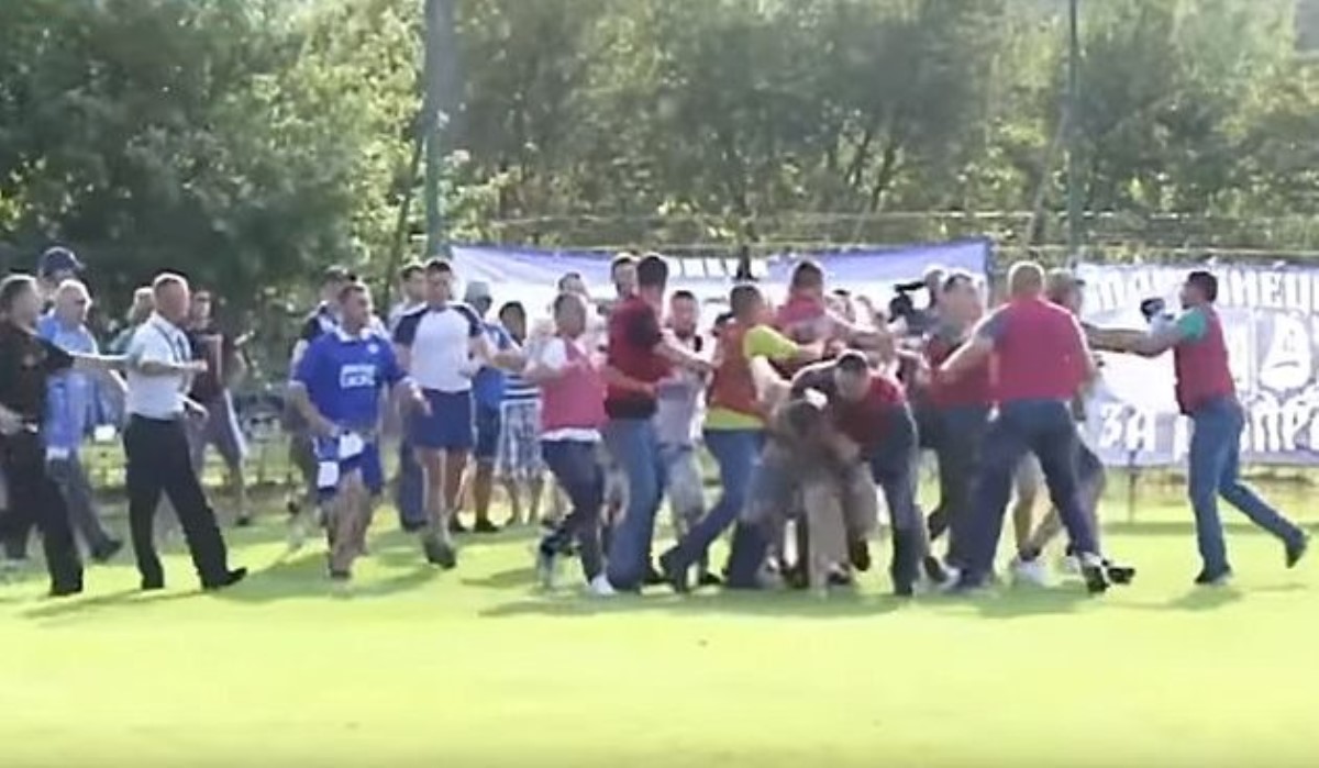 Фанаты "Днепра" устроили драку с полицией на матче Кубка Украины: опубликовано видео