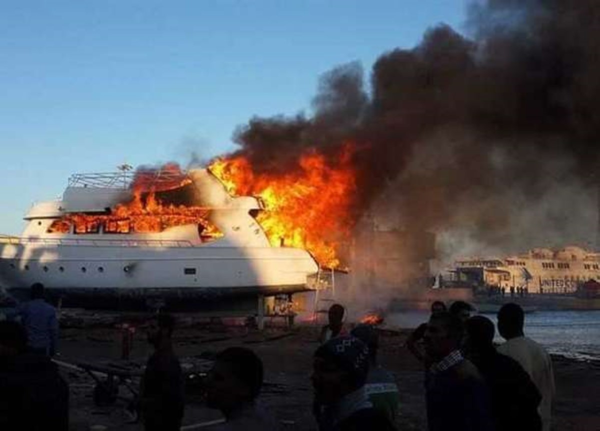 В Египте на ходу вспыхнул туристический корабль с пассажирами на борту