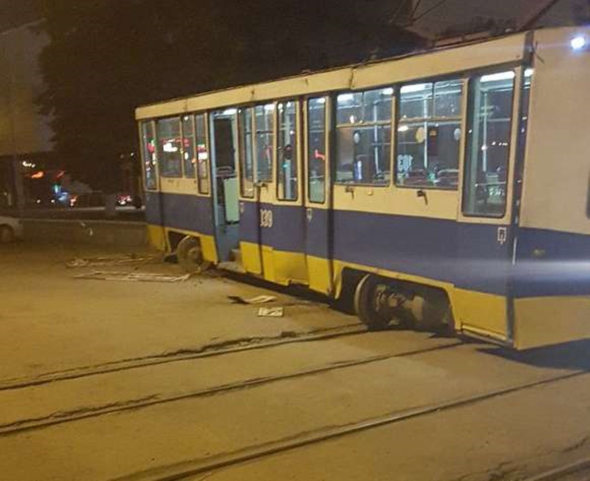 В России у трамвая "пробило колесо", сеть высмеяла новость