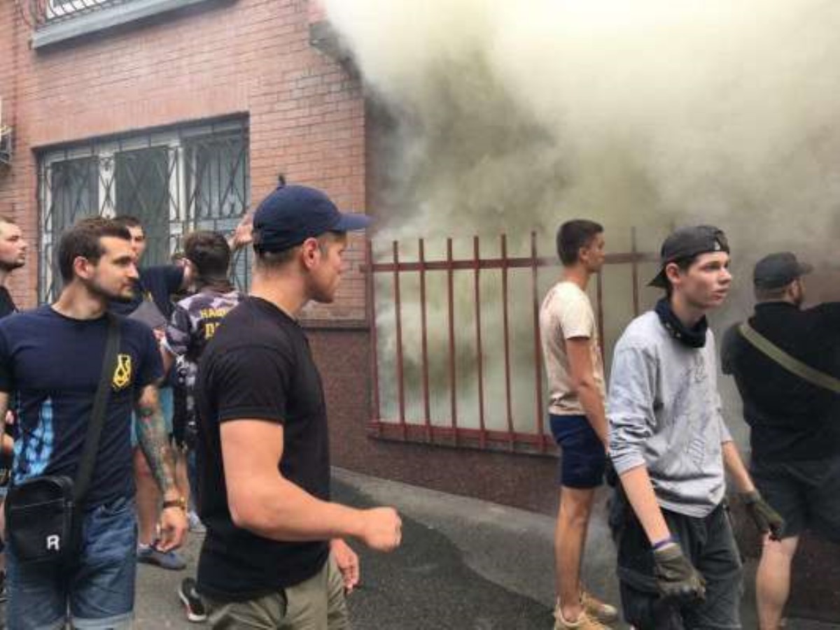 Под крики "Слава нации!" В центре Киева устроили "антисепаратистский рейд"