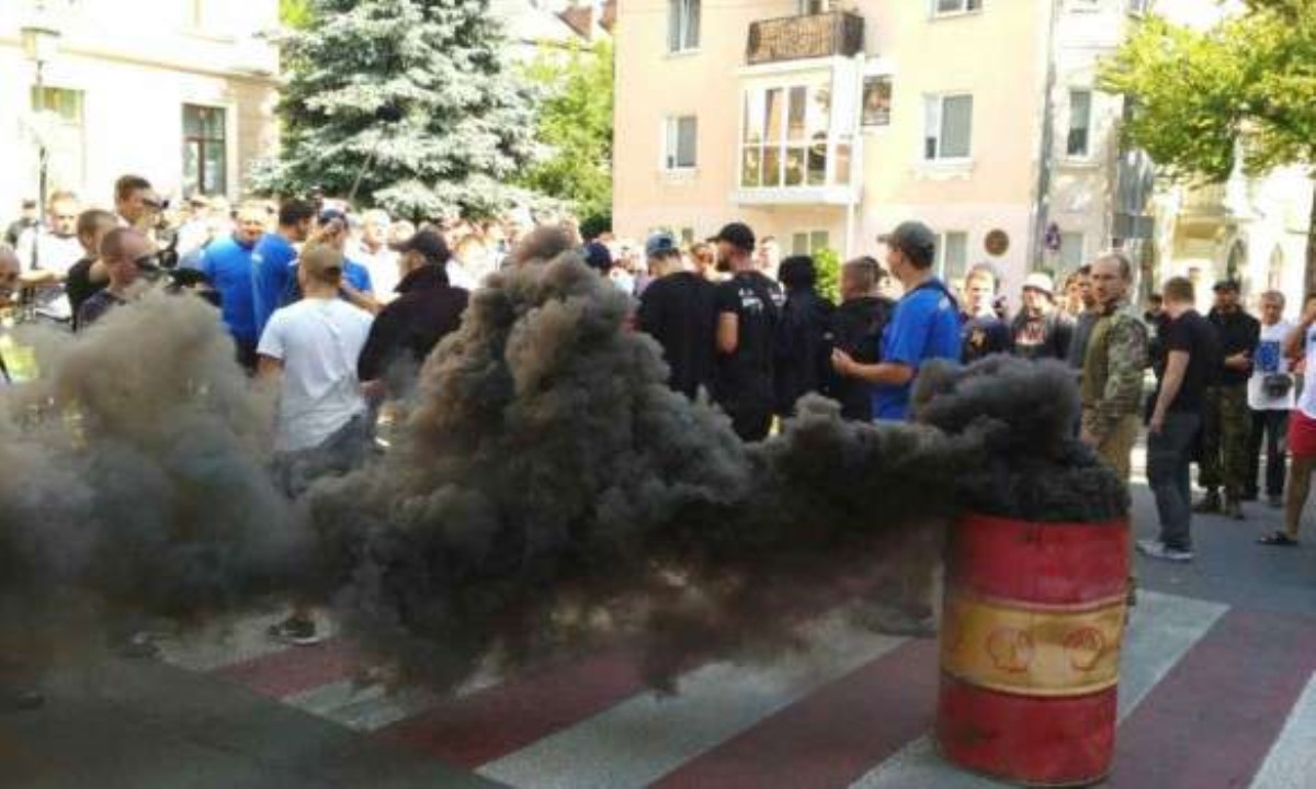 В Тернополе городской совет испытали дымовой шашкой