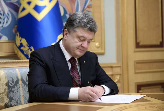 Порошенко подписал закон о курсе Украины на НАТО