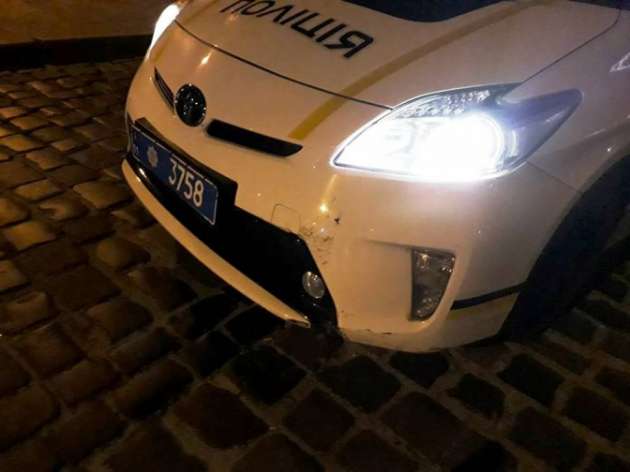 Во Львове автомобиль патрульных сбил женщину на переходе