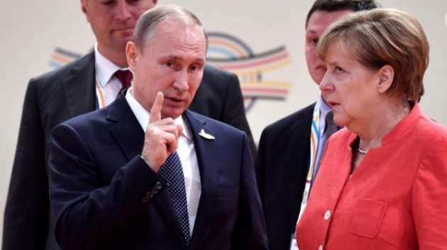 Весь мир бурно спорит, чем Путин смог достать Меркель на G20
