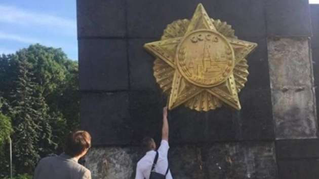 Во Львове распорядились демонтировать часть Монумента Славы
