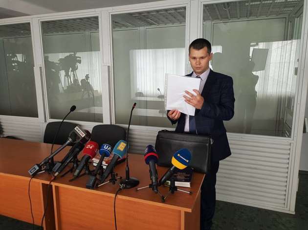 В сети подметили схожесть нового адвоката Януковича с "легитимным"