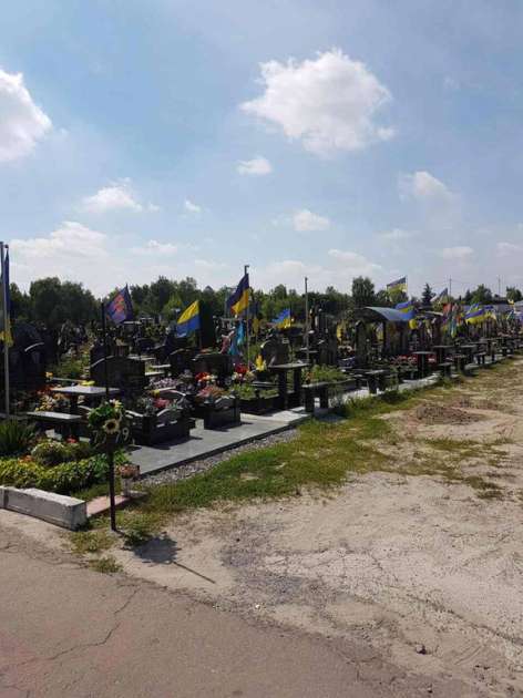 "У нас все хорошо?" Сеть поразило фото с кладбища в Киеве