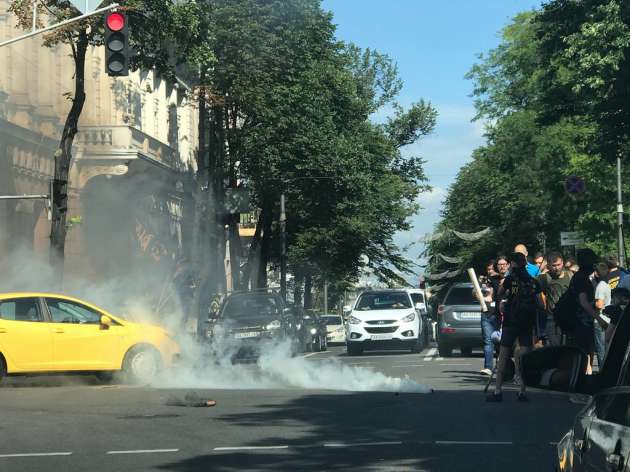 У Рады возникли беспорядки: "активисты" разбросали "дымовухи"