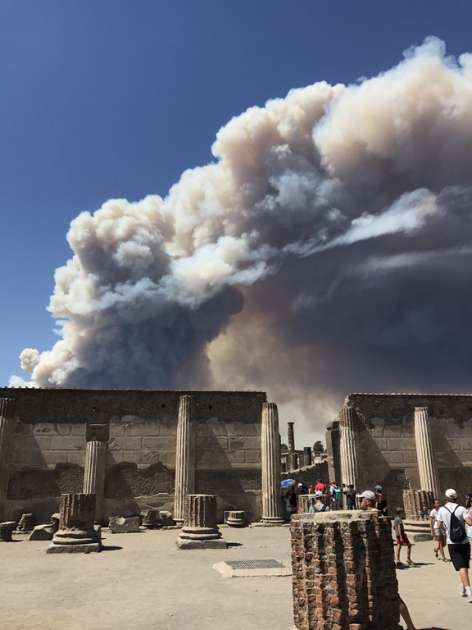 Масштабный пожар охватил Везувий, люди спасаются бегством