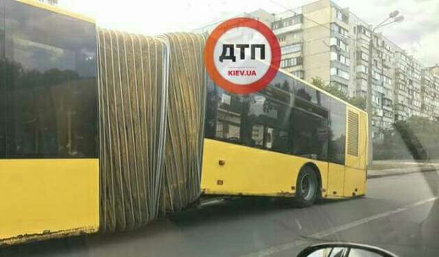 В Киеве на ходу развалился автобус