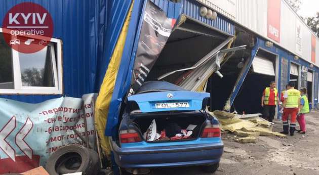 Пьяное ДТП в Киеве: водитель устроил погром на автомойке