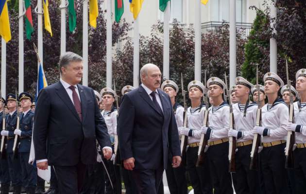 За закрытыми дверями: Порошенко и Лукашенко начали переговоры в Киеве