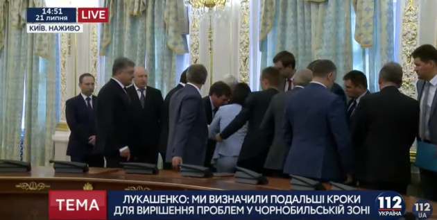 Встречу Порошенко и Лукашенко едва не сорвала голая женщина