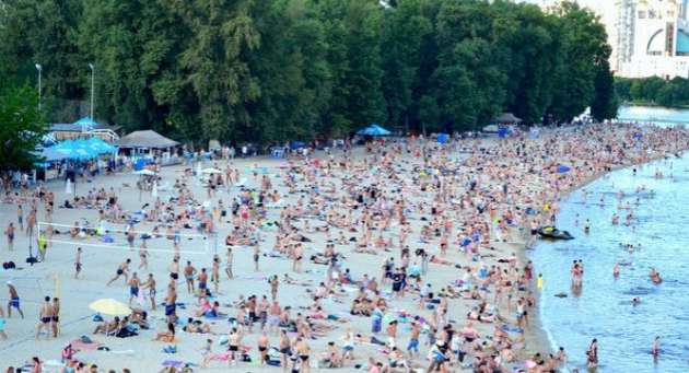 В Киеве запретили купаться на всех муниципальных пляжах