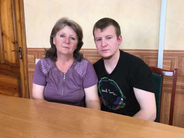 До нее дойдет? Мать пленного россиянина Агеева пригласили на кладбище бойцов АТО
