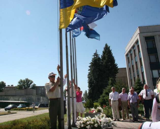 Сайт "ЛНР" выдал интервью о флагах Украины в Луганске: в сети встревожились