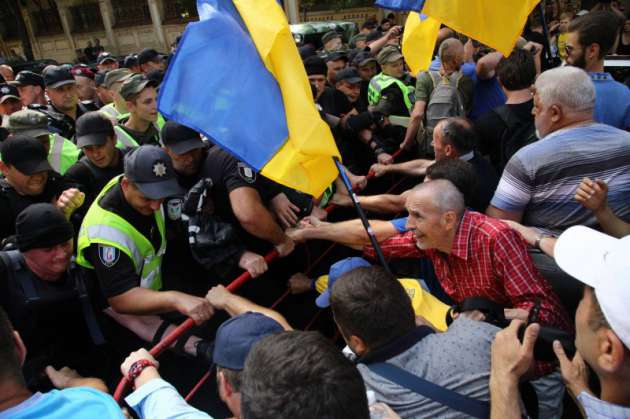 Под АП произошла потасовка между сторонниками Саакашвили и полицией