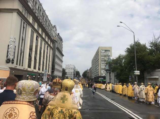 Киевский патриархат вывел на крестный ход тысячи верующих