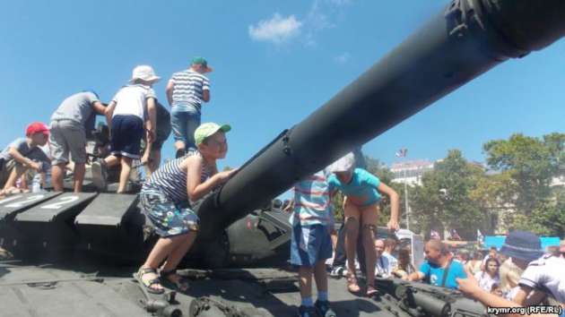 "Грады" и "Ураганы": Россия показала свою военную технику в Крыму