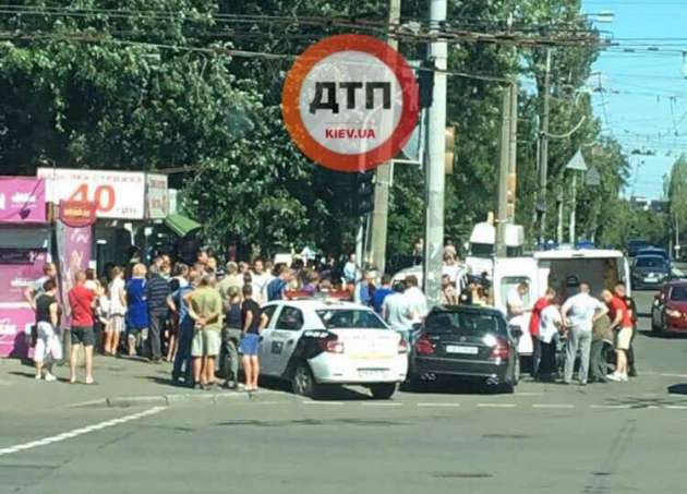 В Киеве автомобиль влетел в толпу