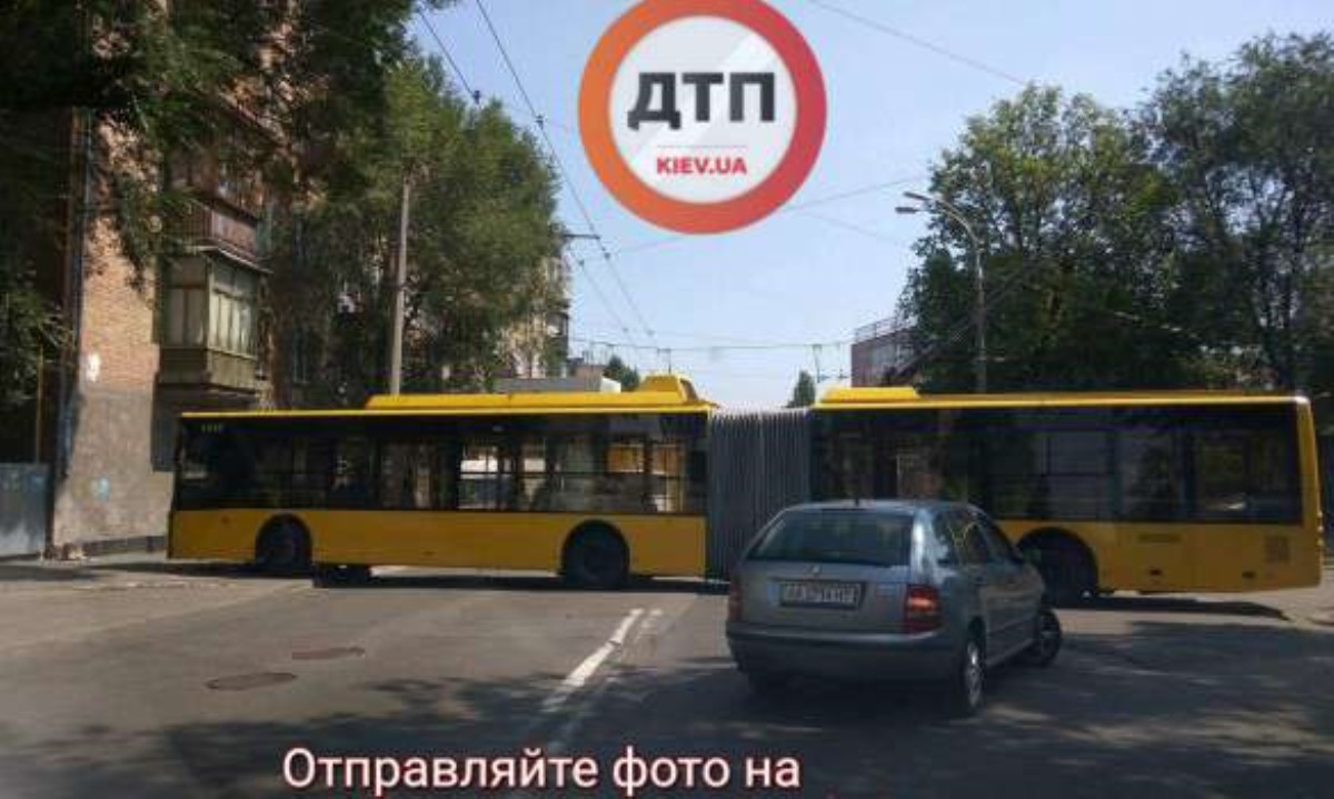 В Киеве троллейбус на полной скорости врезался в жилой дом