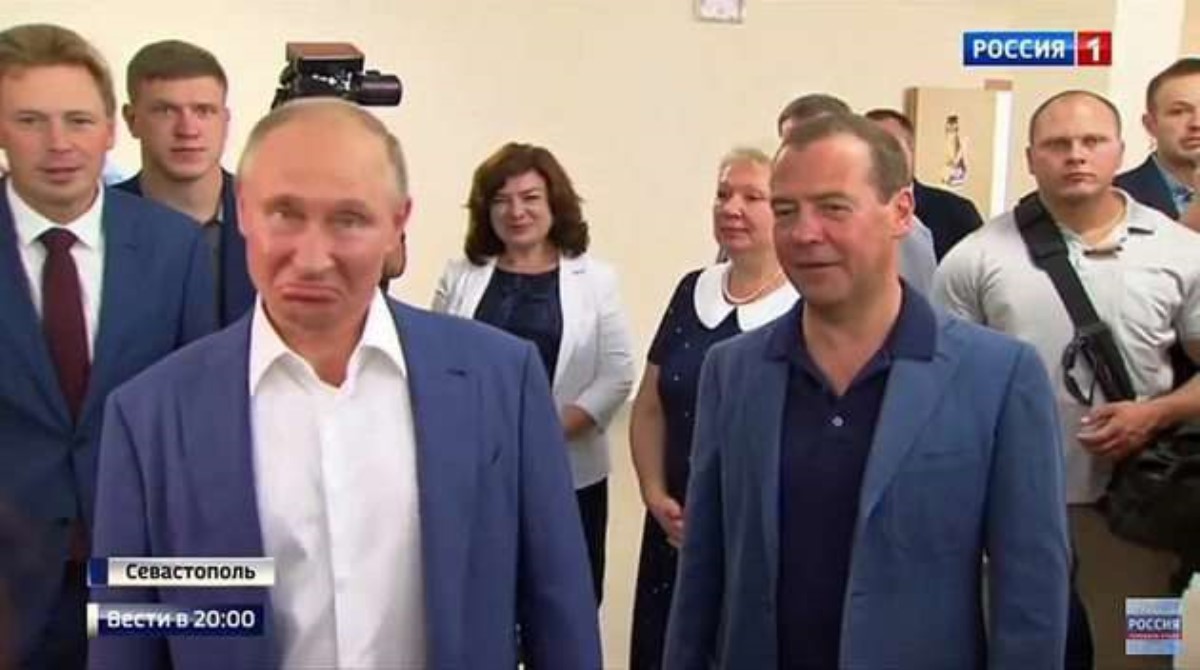 Да они ж синие! Лица Путина и Медведева в Крыму