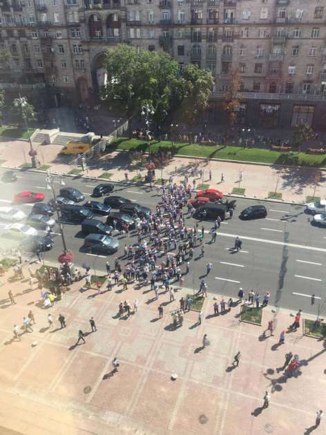 "Рекетиры в жилетках": киевские парковщики перекрыли Крещатик