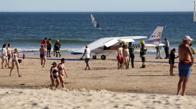 Самолет раздавил отдыхающих на пляже
