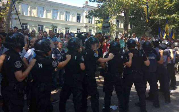 В Одессе возле областной прокуратуры дрались из-за "больницы скорой помощи"