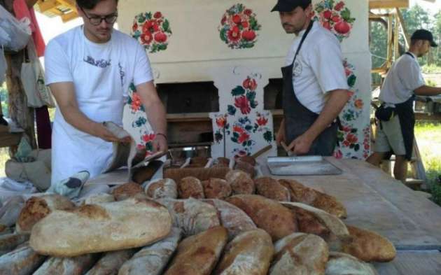Как африканцы украинцев хлеб печь учили