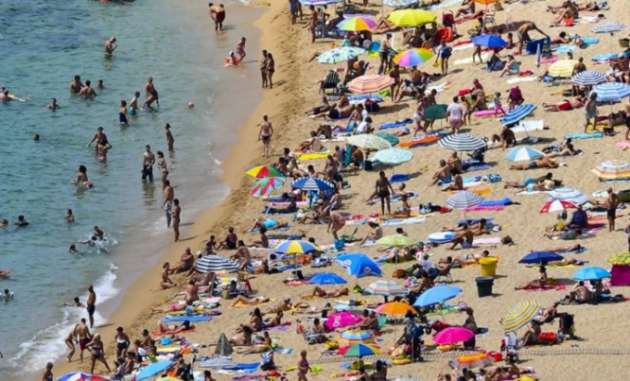 Испанский пляж с моря «атаковали» неизвестные: туристы в панике