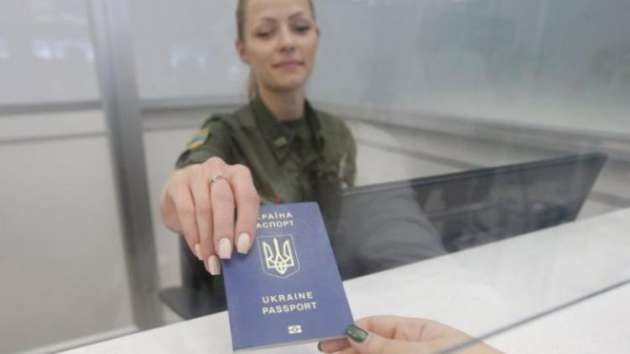 В Украине катастрофически не успевают печатать биометрические паспорта