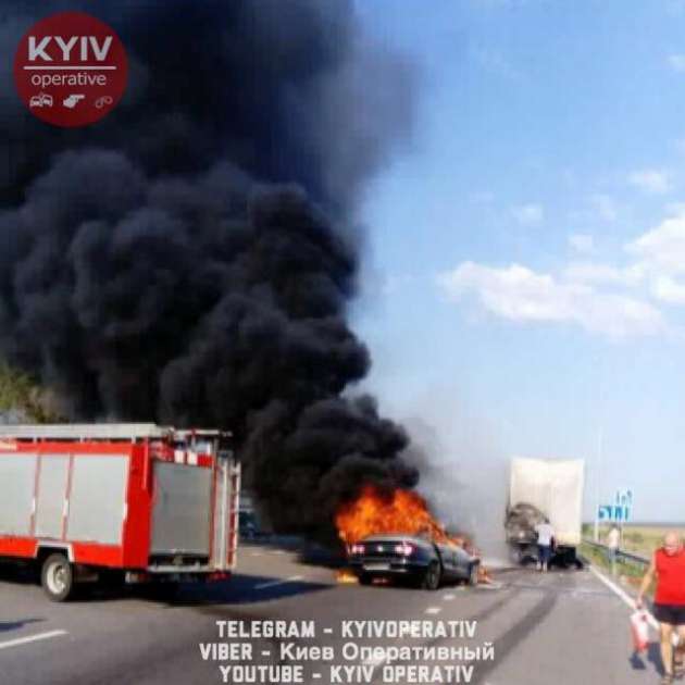 Пытались вытащить до последнего: под Киевом водитель сгорел заживо