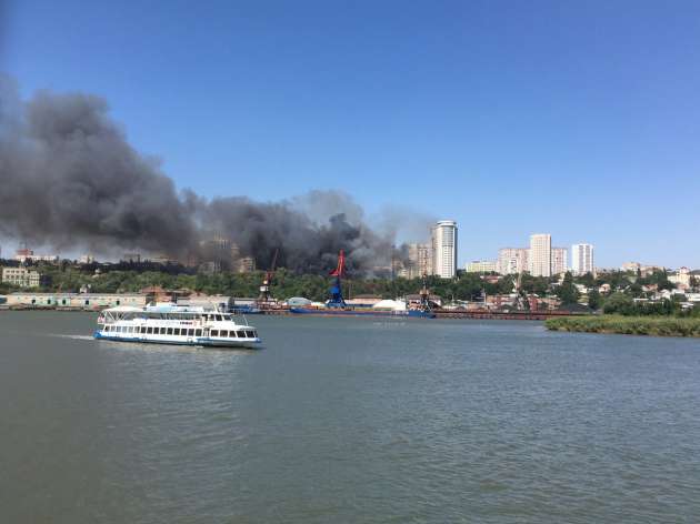 В Ростове-на-Дону вспыхнул крупный пожар, горят частные дома