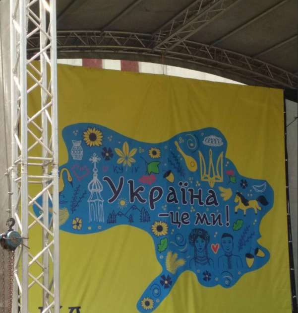 В Броварах ко Дню Независимости на карте Украины забыли дорисовать Крым и часть Донбасса