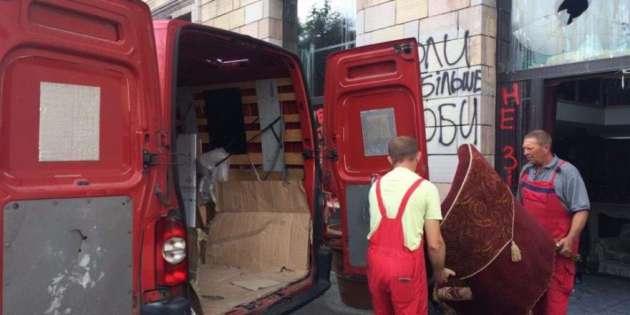 Граффити времен Майдана: скандальный магазин переезжает