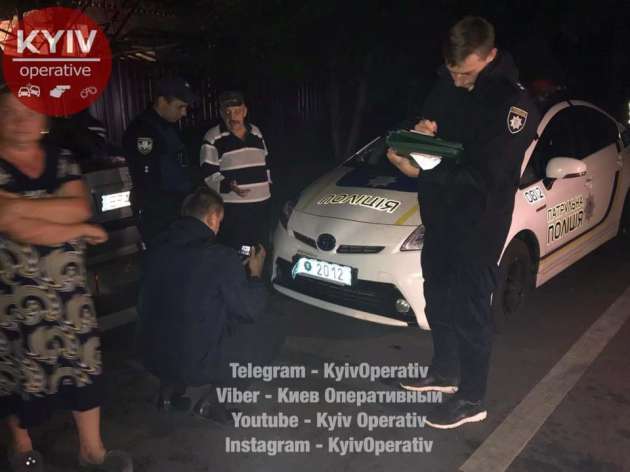 В Киеве пьяная компания избила полицейских и разгромила их авто