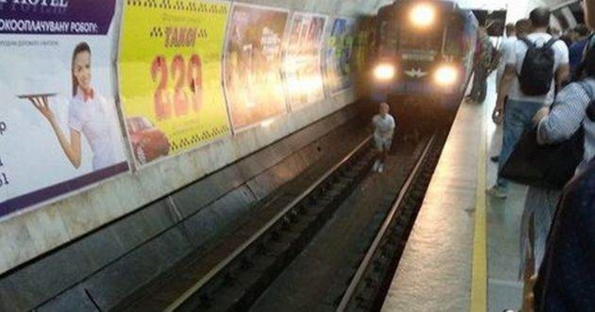 Подростки прыгнули под колеса поезда метро в Киеве