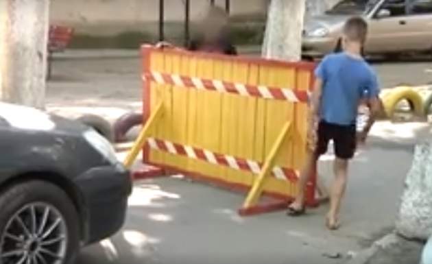 Одесские дети перекрыли двор и брали с водителей деньги за проезд