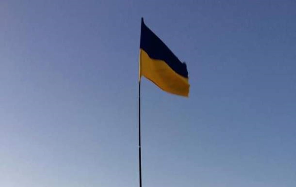 В Крыму подняли украинский флаг