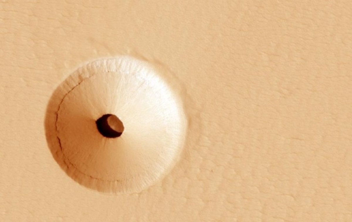 Ученые обнаружили странное отверстие на Марсе
