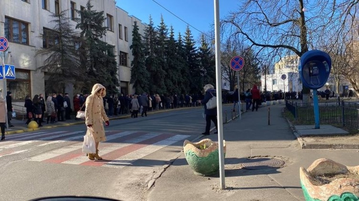 В центре Киева тысячи сотрудников МВД выстроились в очередь, чтобы пройти проверку на COVID-19