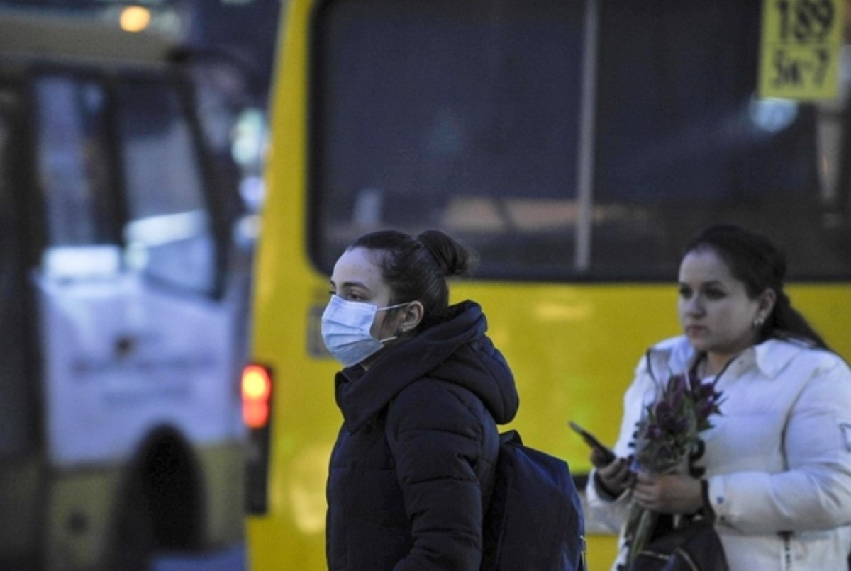 Специалисты советуют отказаться от масок во время пандемии коронавируса
