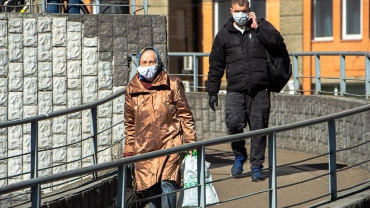 Почему всем стоит носить маски, хотя они и не спасают от коронавируса
