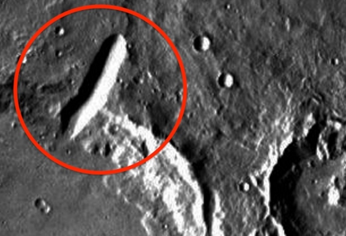 Уфолог увидел на Марсе странное гигантское строение