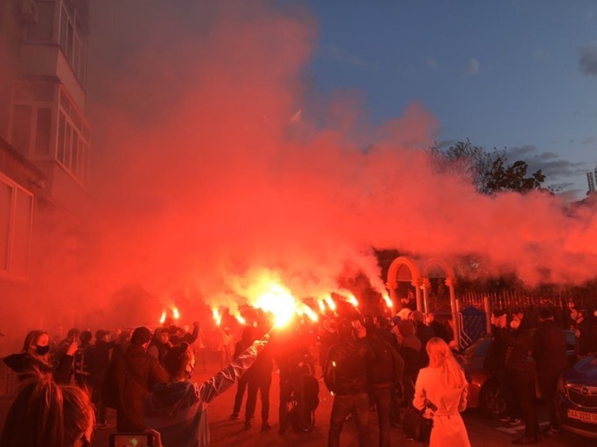 Пикет под окнами Зеленского перерос в бунт: протест двинулся под Генпрокуратуру
