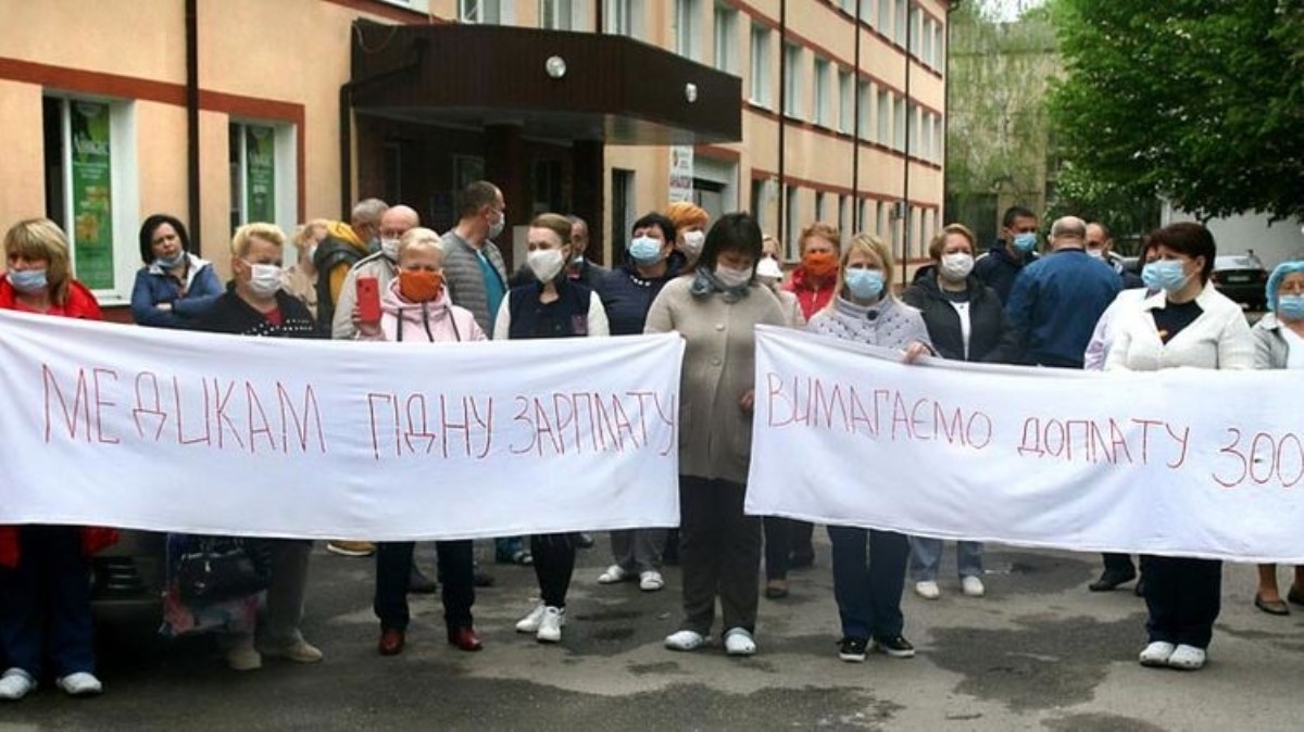 Доплатили 83 копейки: в Виннице медики вышли на протест