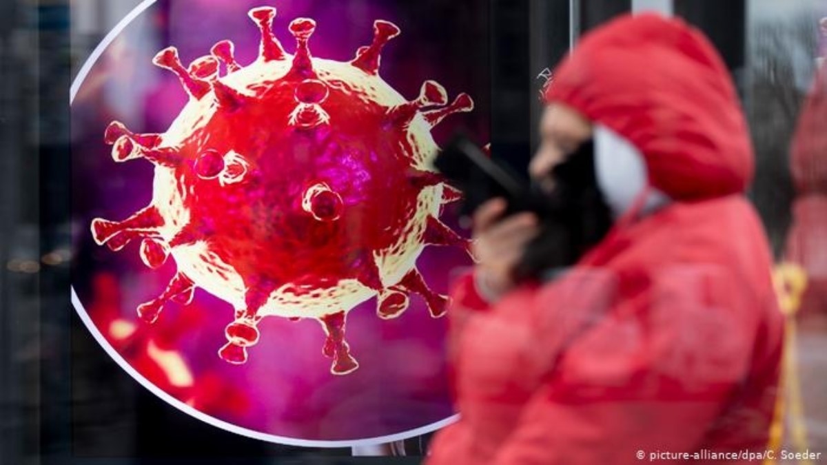 Вирусологи объяснили, почему коронавирус быстро распространяется между людьми