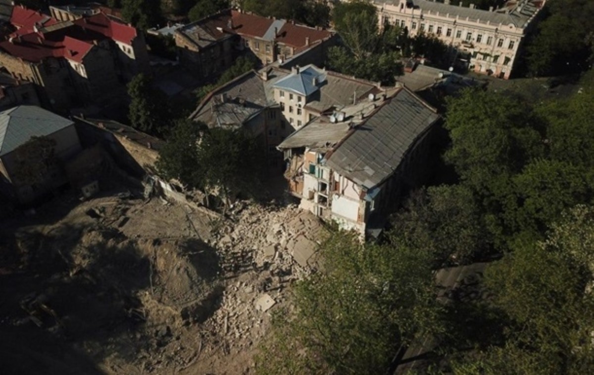 В Одессе готовятся демонтировать стену и крышу рухнувшего дома