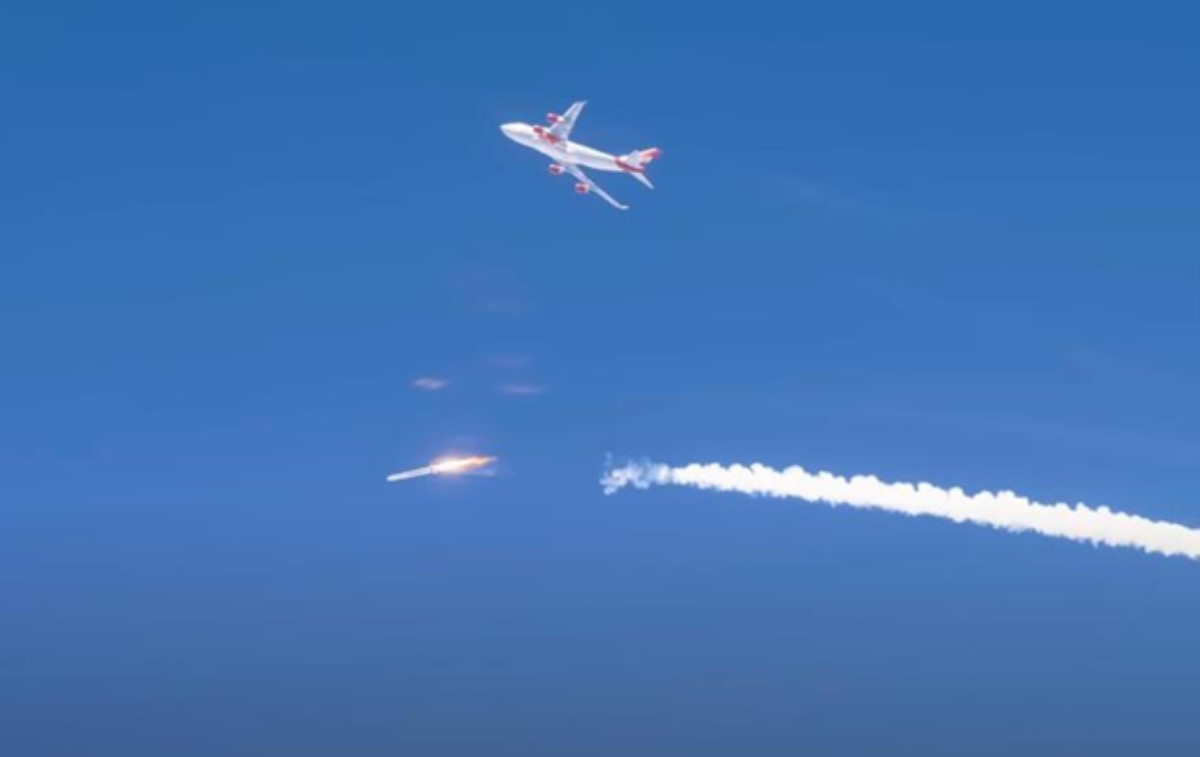 Неудачный старт ракеты-носителя с самолета попал на видео
